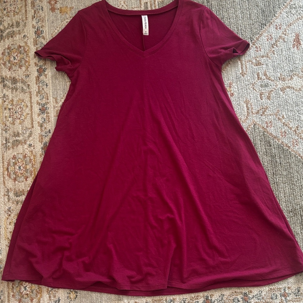 Zenana Outfitters V-Neck Short Sleeve Swing Tunic in Burgundy